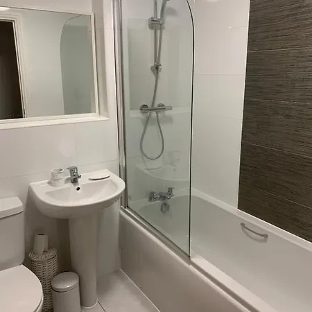 Modern 2-bed By Cabot Circus Apartment *